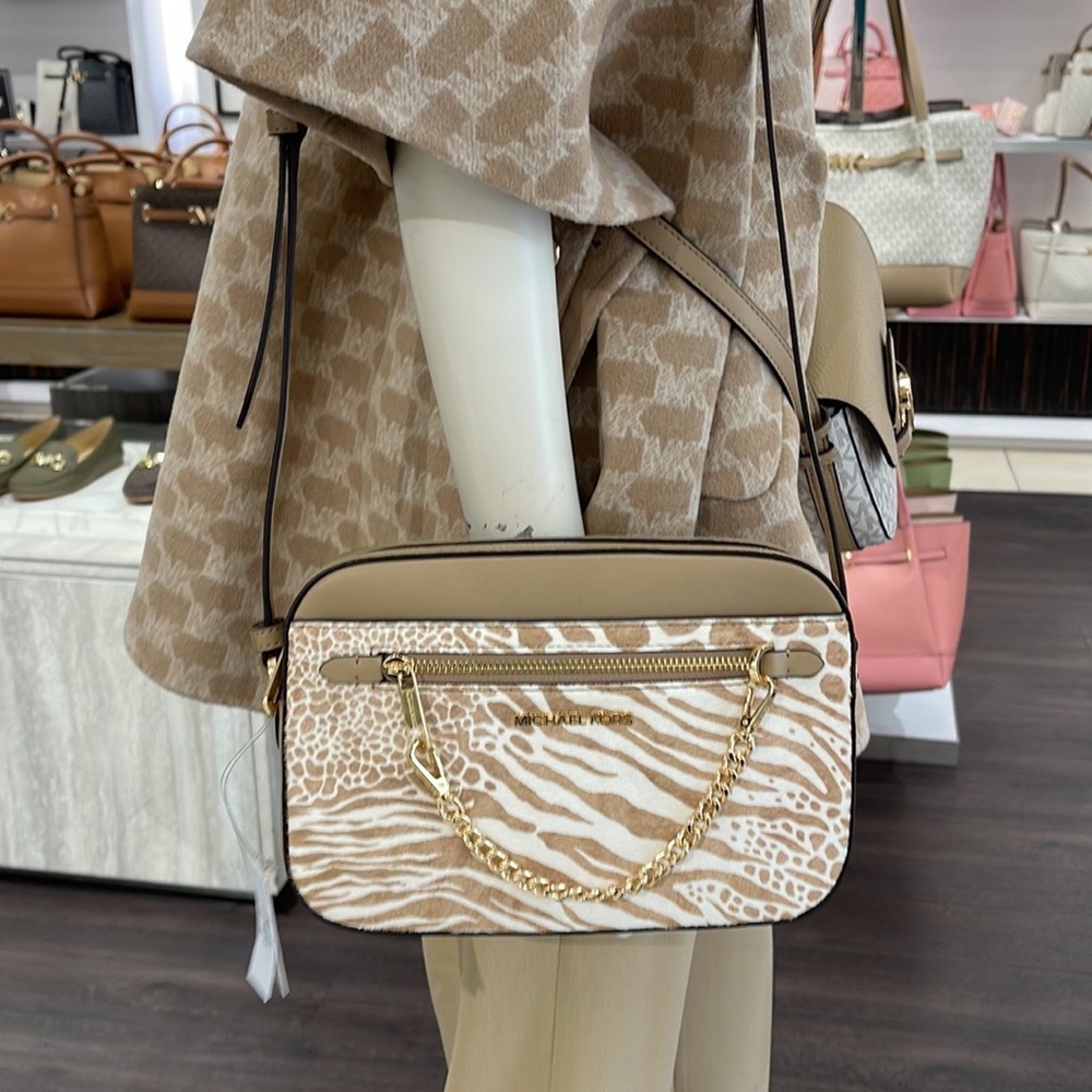 MICHAEL KORS JET SET LARGE EAST WEST ZIP POCKET CHAIN XBODY 
CAMEL
NWT